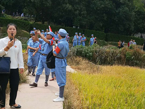 广场敬献花篮仪式